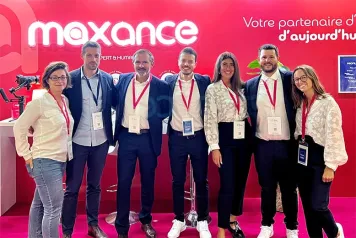 Photo de groupe avec les équipes maxance