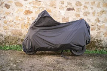 Une moto recouverte d'une bâche noire