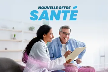 Une femme médecin avec un patient senior