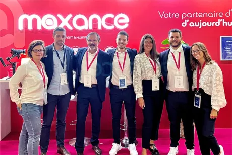 Photo de groupe avec les équipes maxance