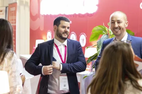 Un collaborateur maxance avec un courtier