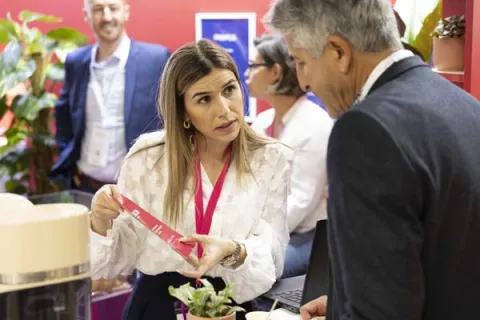 Une commerciale maxance avec un courtier