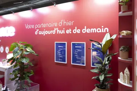 Mur du stand de maxance avec l'accroche "votre partenaire d'hier, d'aujourd'hui et de demain"